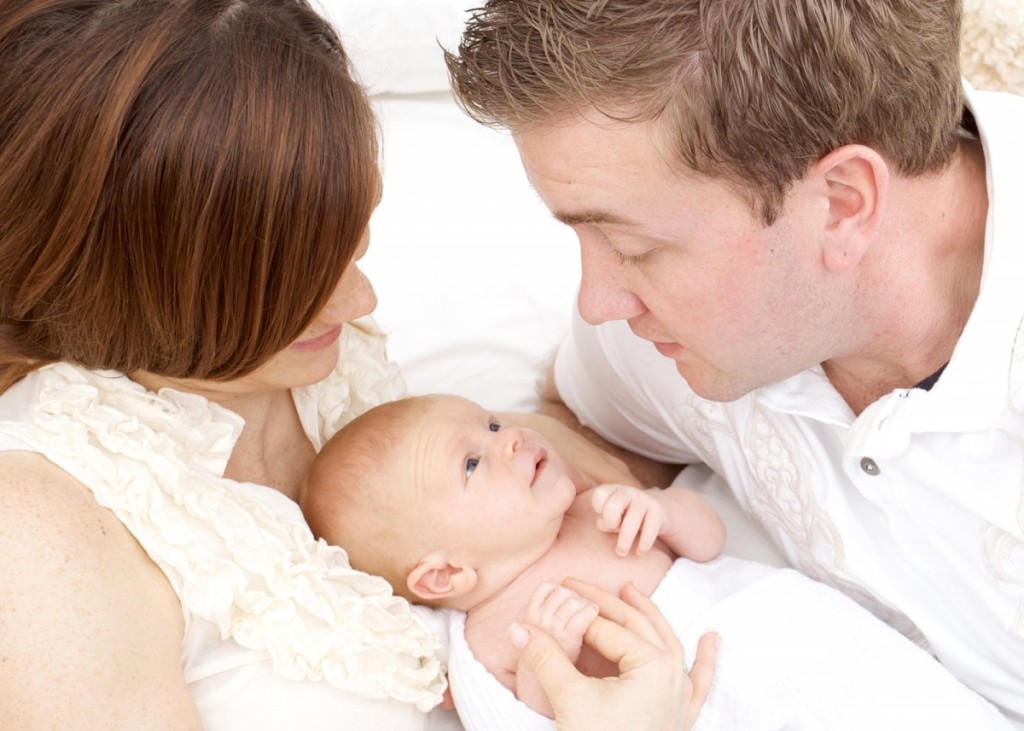 Những lợi ích khi bế trẻ sơ sinh  